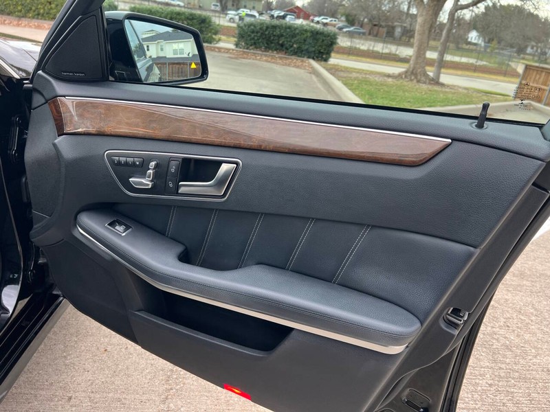 Mercedes-Benz E-Class Vehicle Full-screen Gallery Image 11