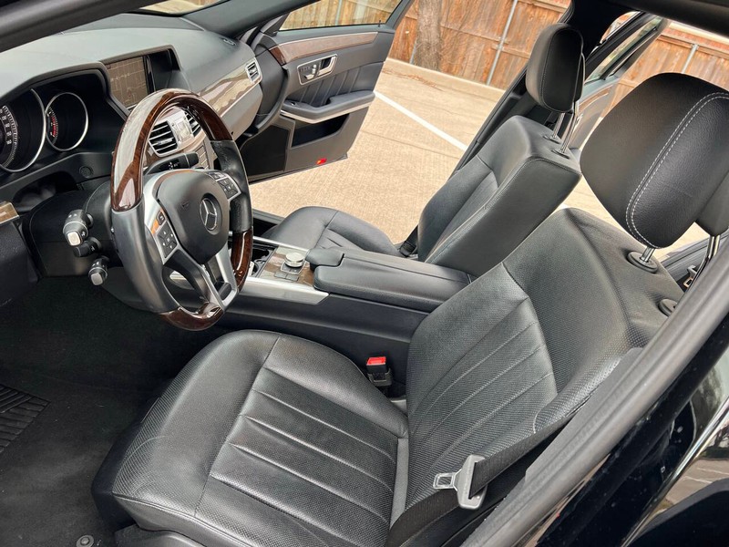 Mercedes-Benz E-Class Vehicle Full-screen Gallery Image 12