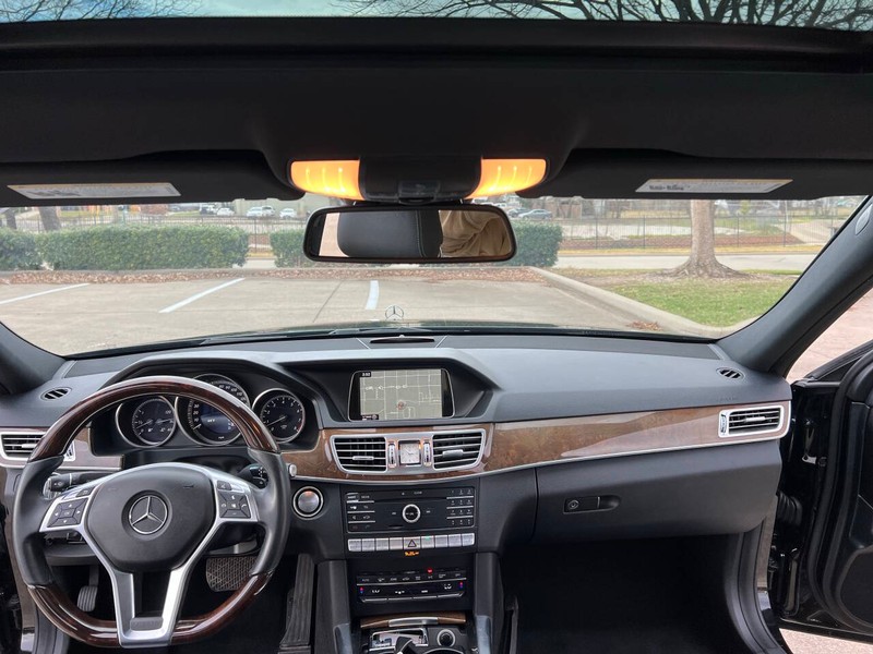 Mercedes-Benz E-Class Vehicle Full-screen Gallery Image 13
