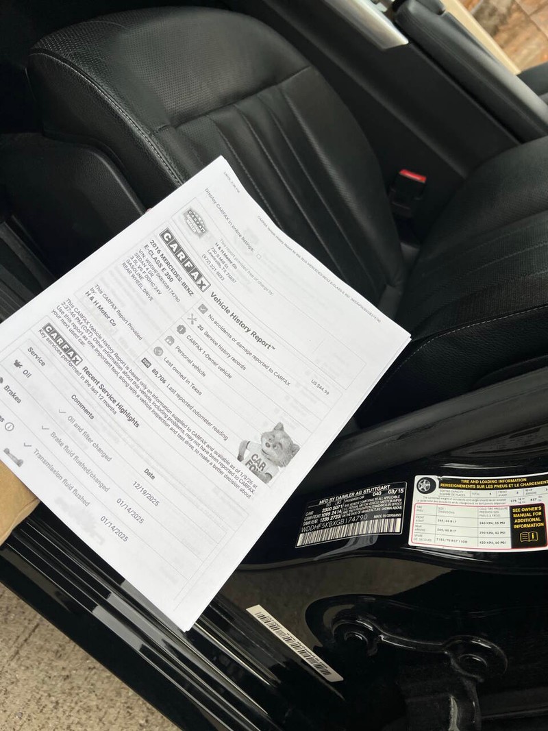 Mercedes-Benz E-Class Vehicle Full-screen Gallery Image 14