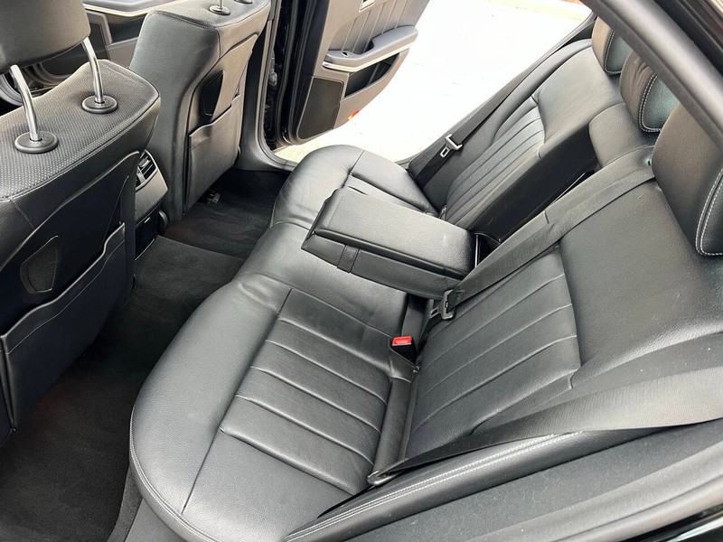 Mercedes-Benz E-Class Vehicle Full-screen Gallery Image 15