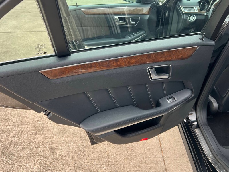 Mercedes-Benz E-Class Vehicle Full-screen Gallery Image 16