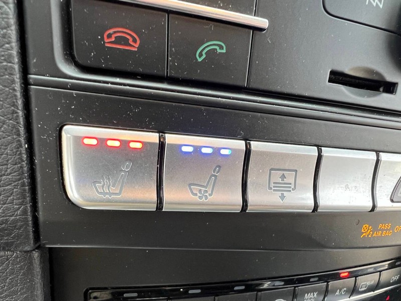 Mercedes-Benz E-Class Vehicle Full-screen Gallery Image 18