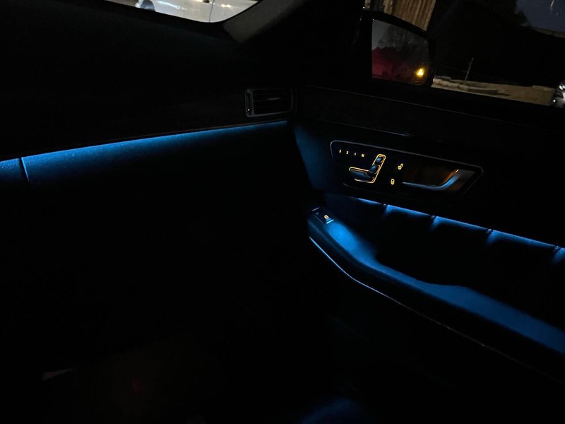 Mercedes-Benz E-Class Vehicle Full-screen Gallery Image 19