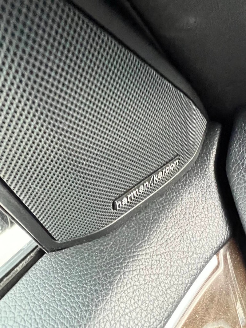 Mercedes-Benz E-Class Vehicle Full-screen Gallery Image 20