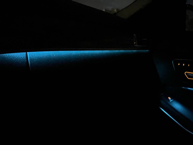 Mercedes-Benz E-Class Vehicle Full-screen Gallery Image 22