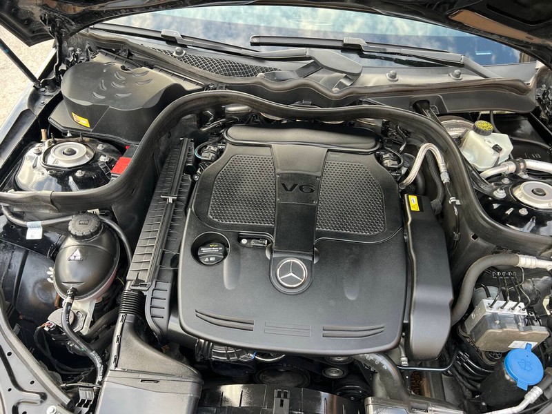 Mercedes-Benz E-Class Vehicle Full-screen Gallery Image 23