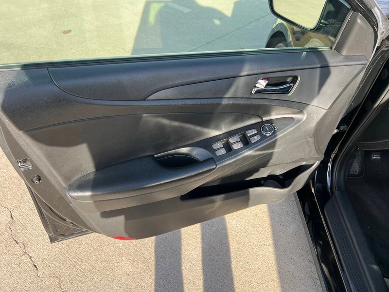 Hyundai Sonata Vehicle Full-screen Gallery Image 08