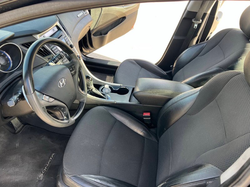 Hyundai Sonata Vehicle Full-screen Gallery Image 09