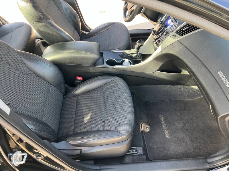 Hyundai Sonata Vehicle Full-screen Gallery Image 10