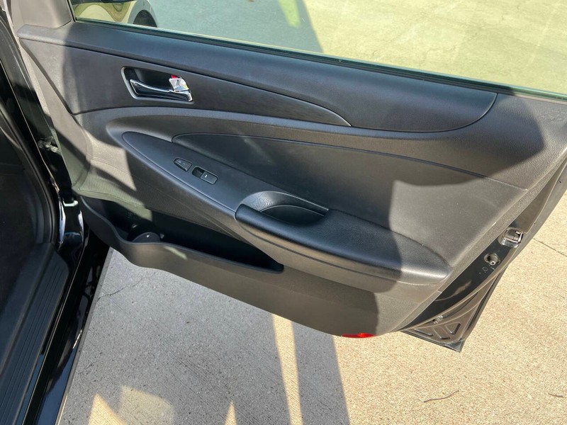 Hyundai Sonata Vehicle Full-screen Gallery Image 11