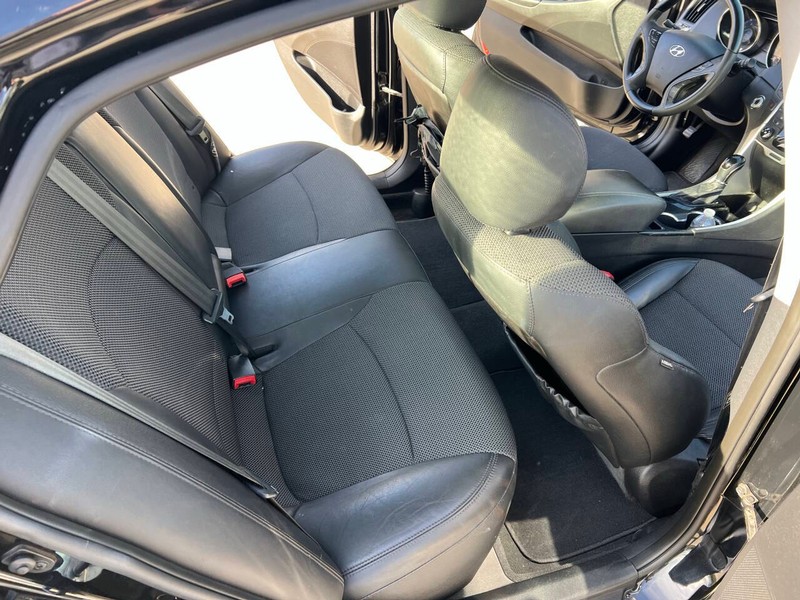 Hyundai Sonata Vehicle Full-screen Gallery Image 12