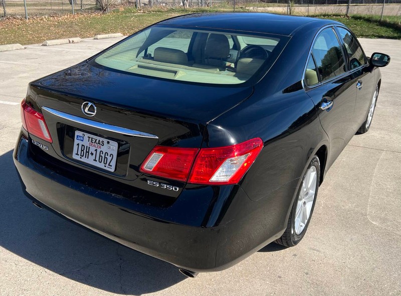 Lexus ES 350 Vehicle Full-screen Gallery Image 04