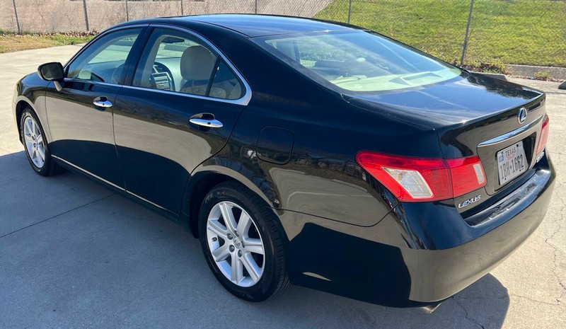 Lexus ES 350 Vehicle Full-screen Gallery Image 05