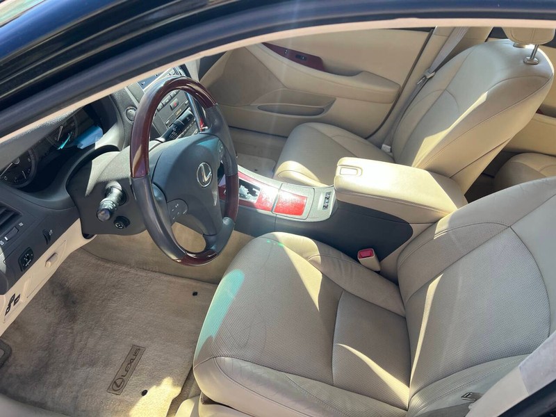 Lexus ES 350 Vehicle Full-screen Gallery Image 07