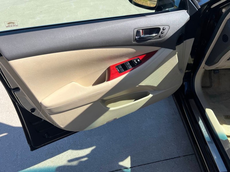 Lexus ES 350 Vehicle Full-screen Gallery Image 08