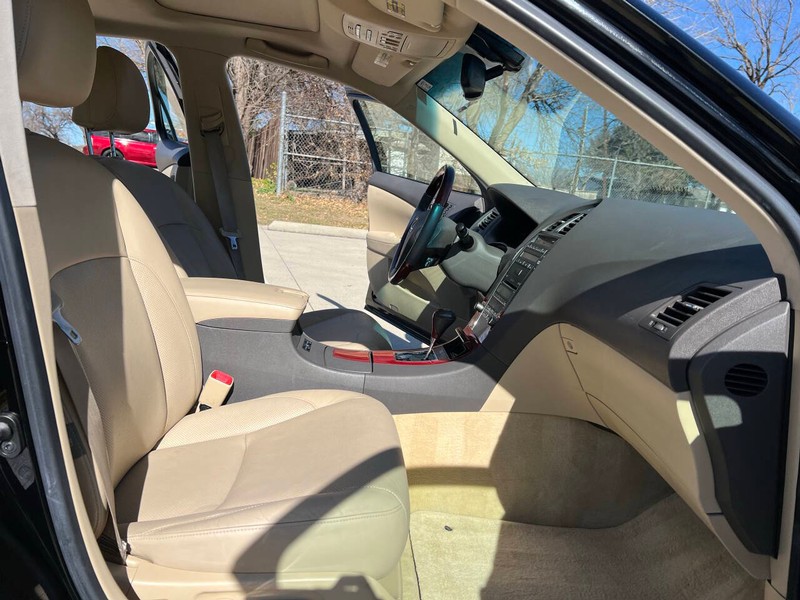 Lexus ES 350 Vehicle Full-screen Gallery Image 09