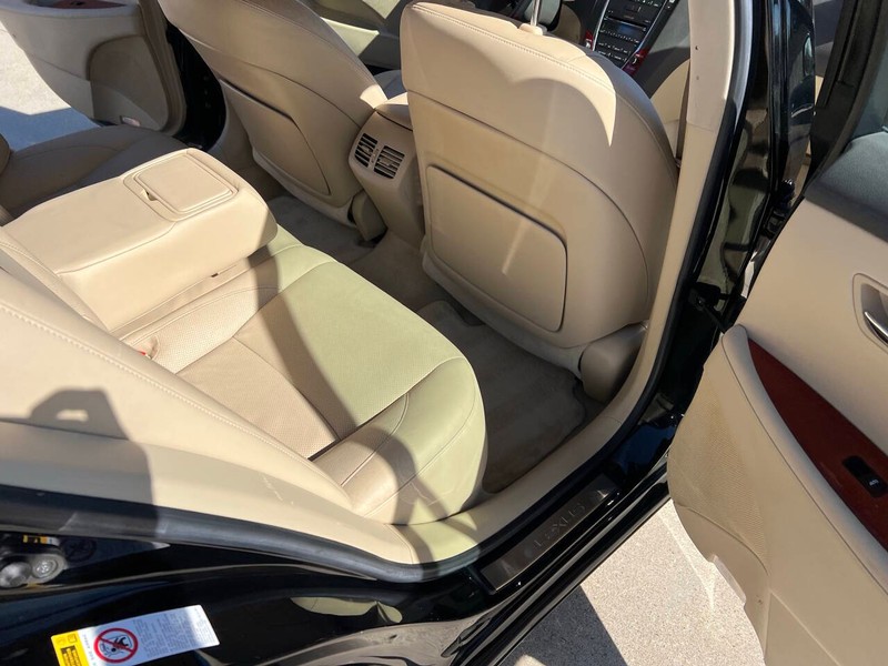 Lexus ES 350 Vehicle Full-screen Gallery Image 11