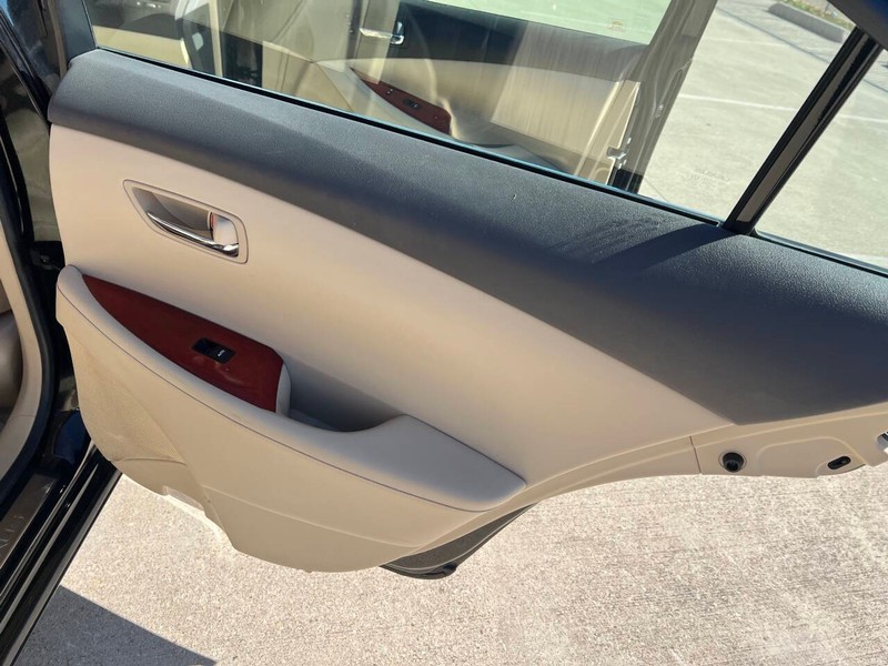 Lexus ES 350 Vehicle Full-screen Gallery Image 12