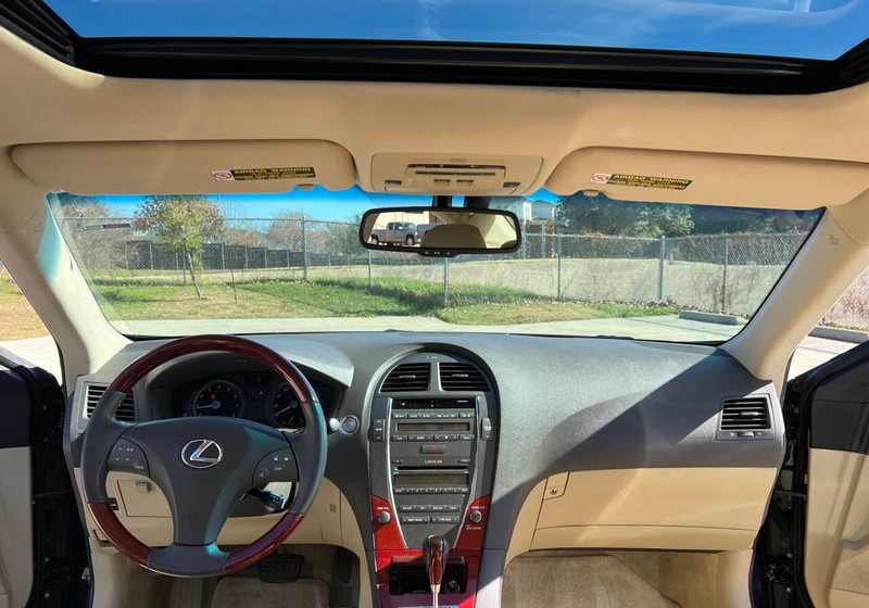 Lexus ES 350 Vehicle Full-screen Gallery Image 13