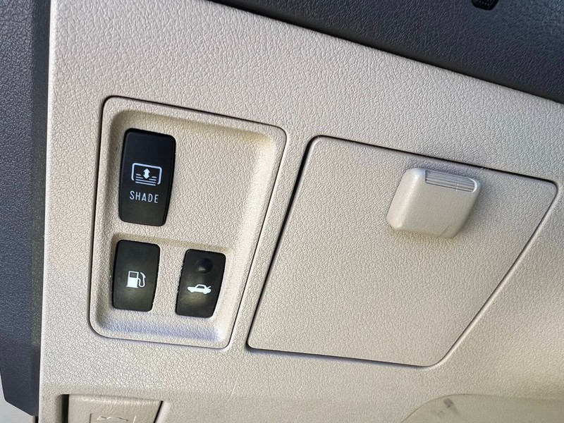 Lexus ES 350 Vehicle Full-screen Gallery Image 15