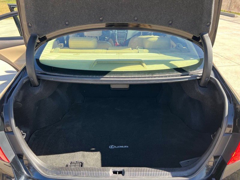 Lexus ES 350 Vehicle Full-screen Gallery Image 17