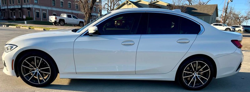 BMW 3 Series Vehicle Full-screen Gallery Image 02