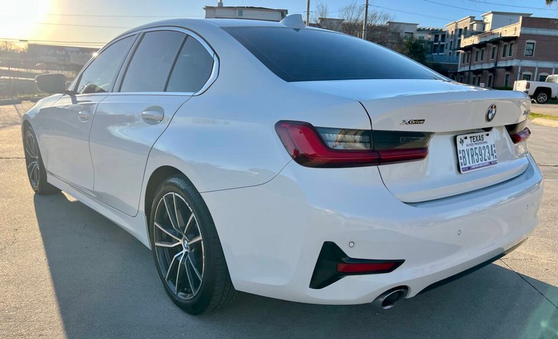 BMW 3 Series Vehicle Full-screen Gallery Image 03