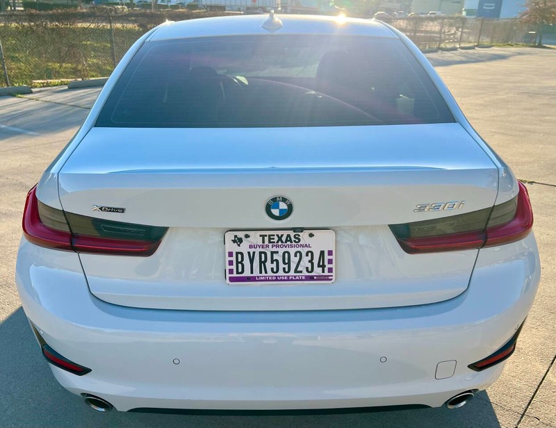 BMW 3 Series Vehicle Full-screen Gallery Image 04