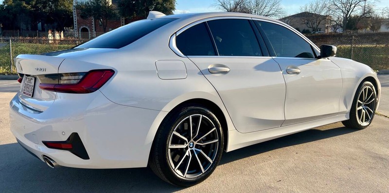 BMW 3 Series Vehicle Full-screen Gallery Image 05