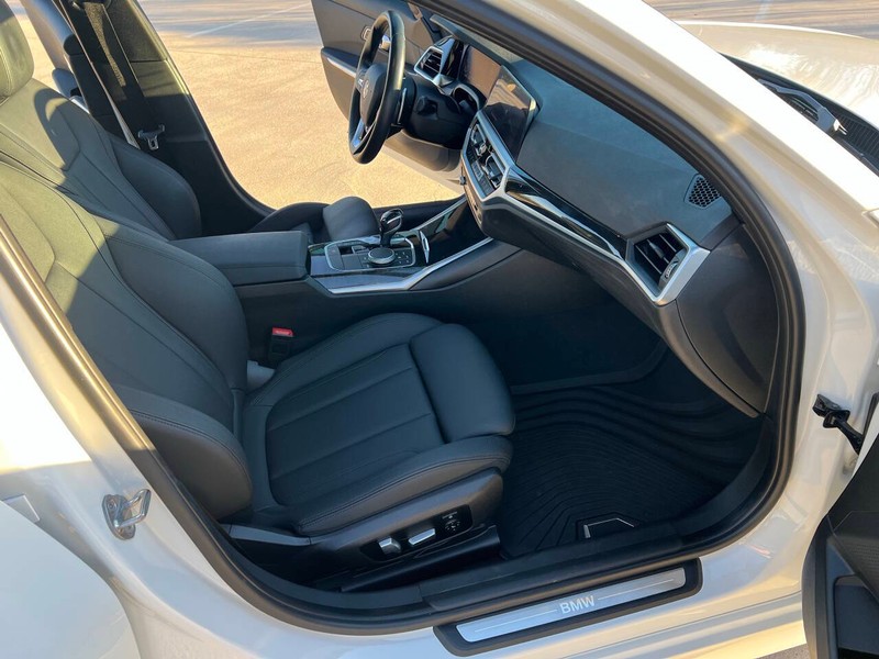 BMW 3 Series Vehicle Full-screen Gallery Image 09