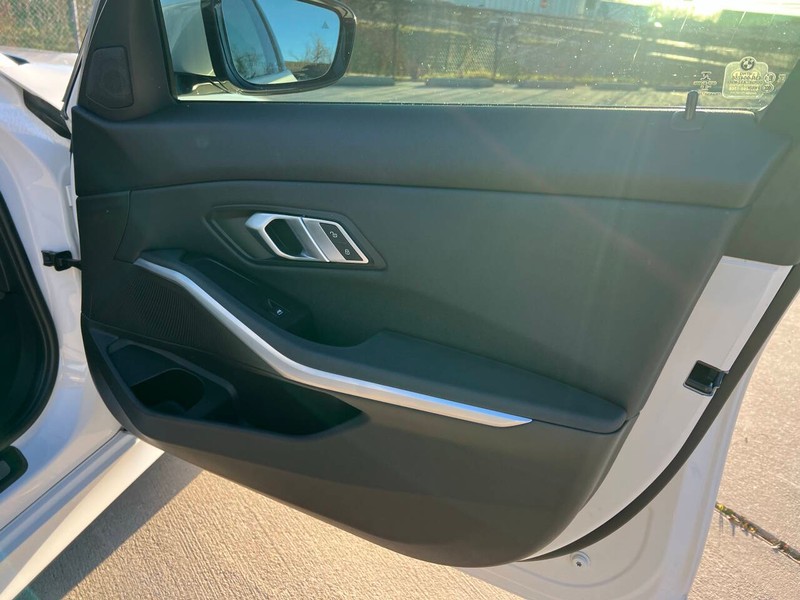 BMW 3 Series Vehicle Full-screen Gallery Image 10