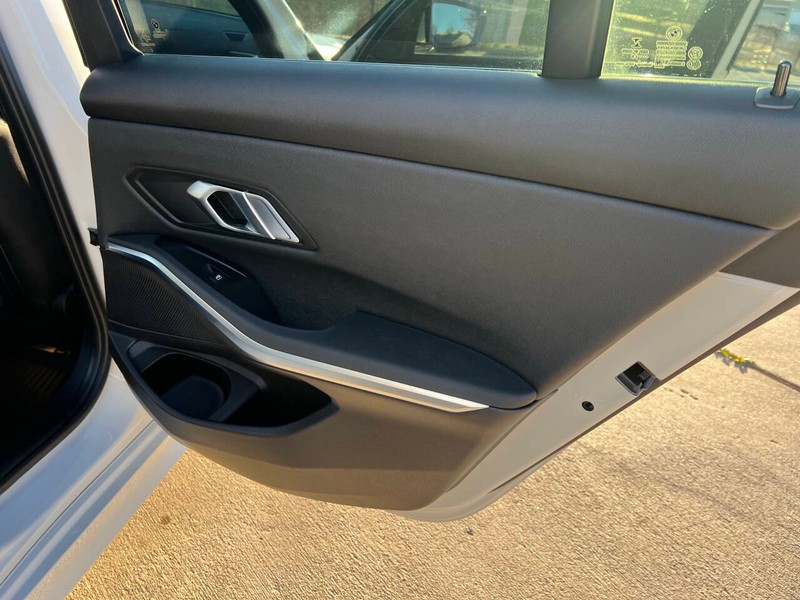 BMW 3 Series Vehicle Full-screen Gallery Image 11