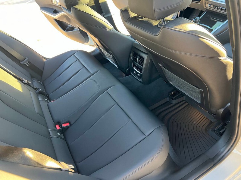 BMW 3 Series Vehicle Full-screen Gallery Image 12