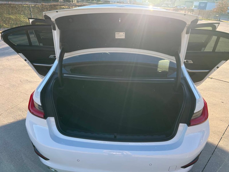 BMW 3 Series Vehicle Full-screen Gallery Image 13