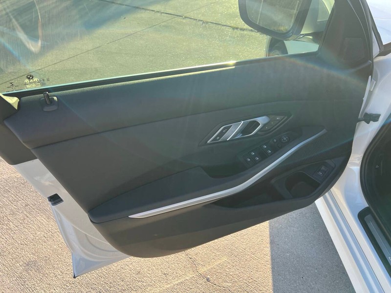 BMW 3 Series Vehicle Full-screen Gallery Image 15