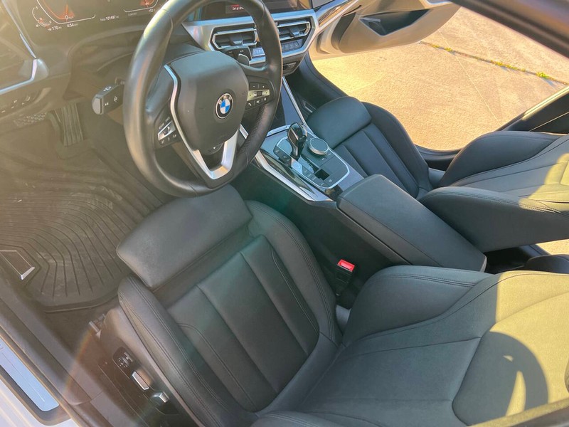 BMW 3 Series Vehicle Full-screen Gallery Image 16