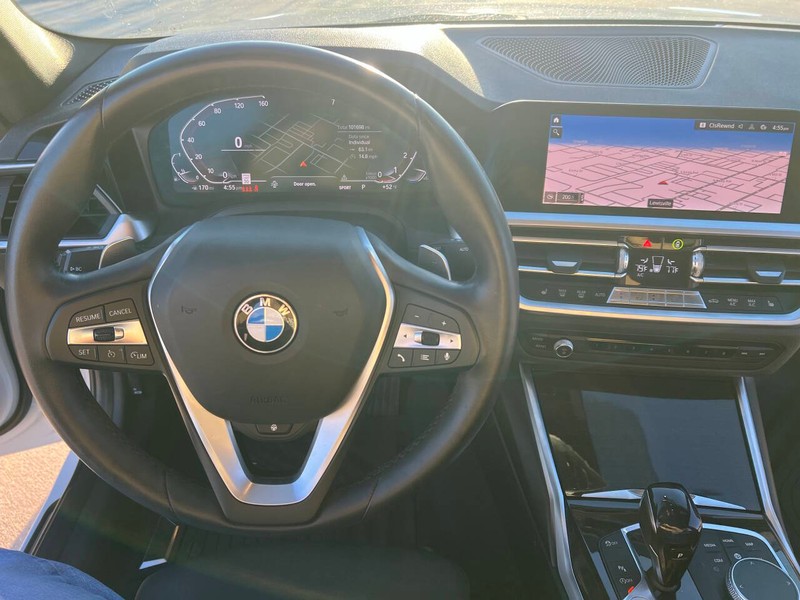 BMW 3 Series Vehicle Full-screen Gallery Image 17