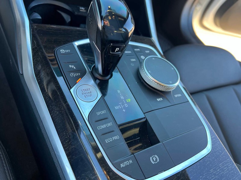 BMW 3 Series Vehicle Full-screen Gallery Image 18