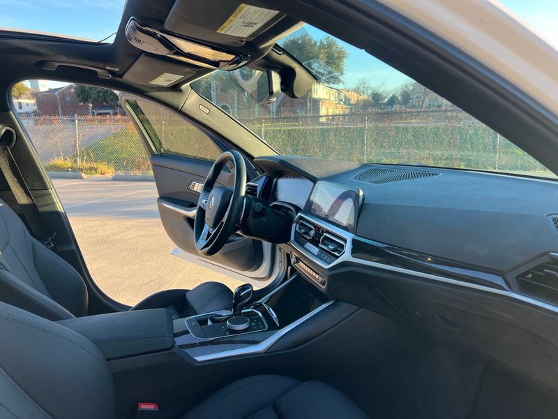 BMW 3 Series Vehicle Full-screen Gallery Image 20