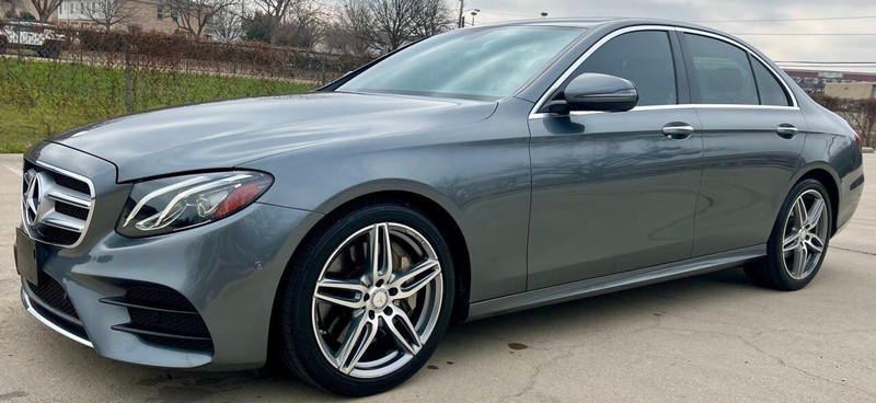 Mercedes-Benz E-Class Vehicle Full-screen Gallery Image 01