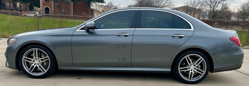 Mercedes-Benz E-Class Vehicle Full-screen Gallery Image 02