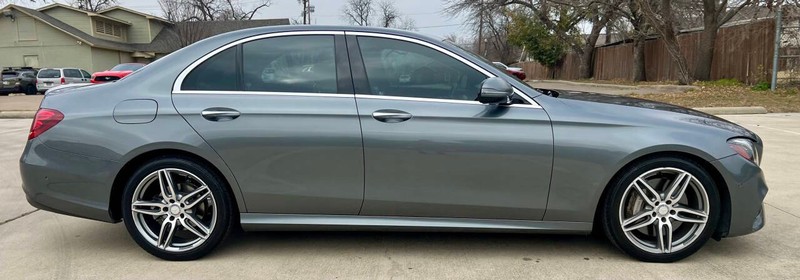 Mercedes-Benz E-Class Vehicle Full-screen Gallery Image 04