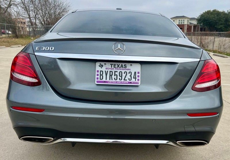 Mercedes-Benz E-Class Vehicle Full-screen Gallery Image 05