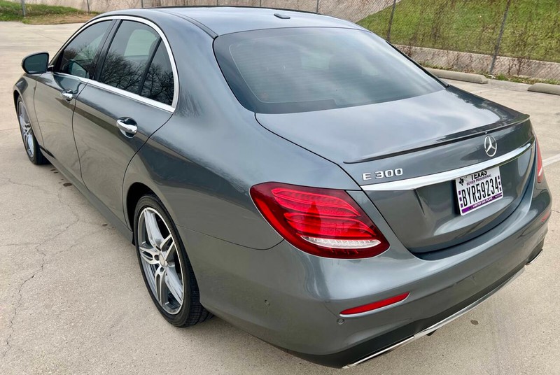 Mercedes-Benz E-Class Vehicle Full-screen Gallery Image 06