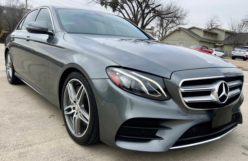 Mercedes-Benz E-Class Vehicle Full-screen Gallery Image 07