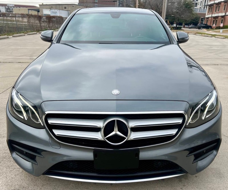 Mercedes-Benz E-Class Vehicle Full-screen Gallery Image 08