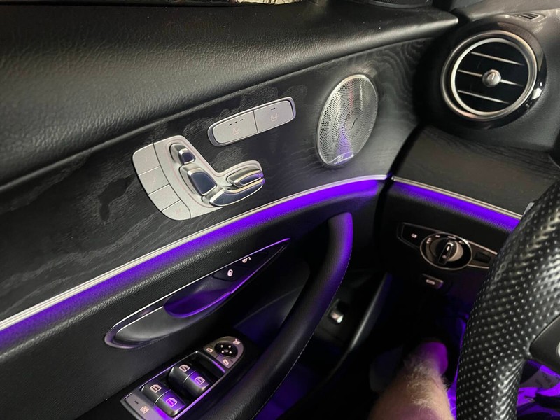 Mercedes-Benz E-Class Vehicle Full-screen Gallery Image 09