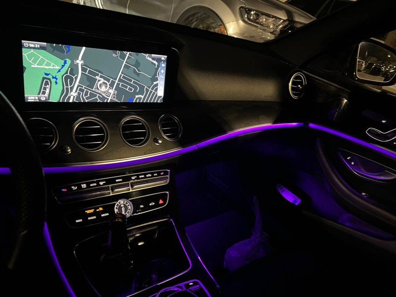 Mercedes-Benz E-Class Vehicle Full-screen Gallery Image 10