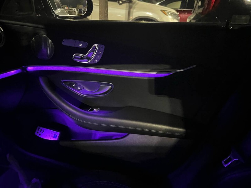 Mercedes-Benz E-Class Vehicle Full-screen Gallery Image 11